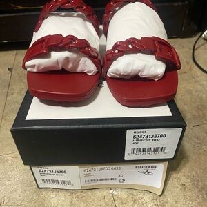 Never been worn GUCCI sandal size 10